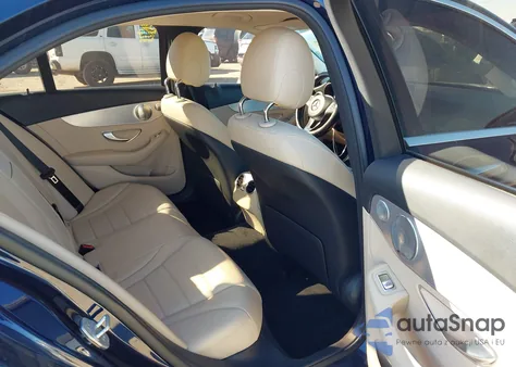 2016 Mercedes-Benz C 300 4Matic z USA, uszkodzony, nr VIN 55SWF4KB4GU154333